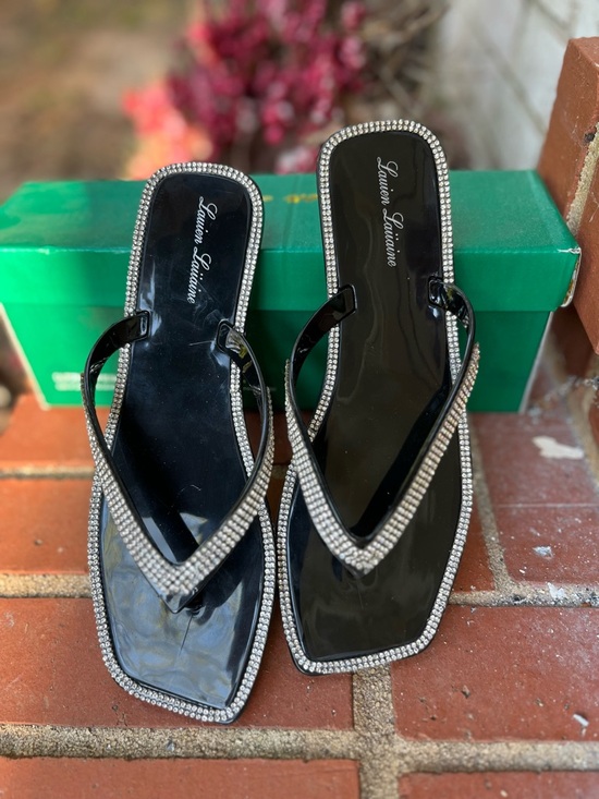 Lauren Lorraine Shoes - 🆕Lauren Lorraine Black Rhinestone-Trim Square-Toe Flip Flops NEW Size 5.5